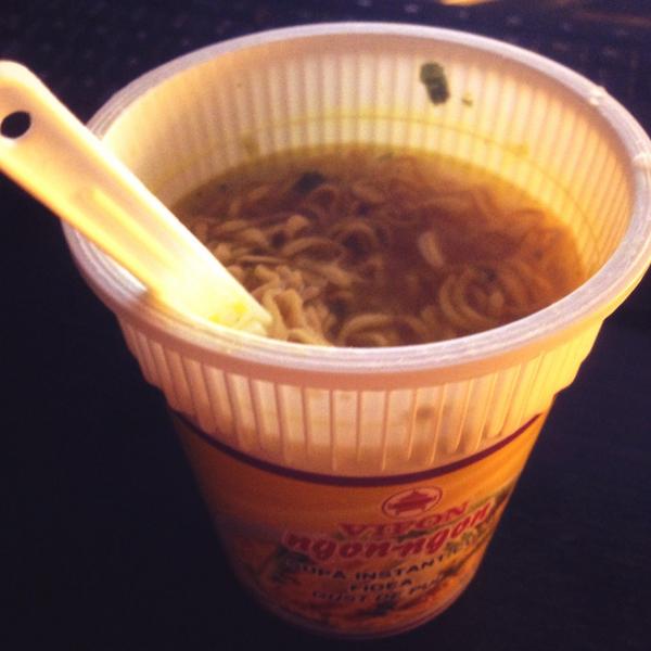 chiochirps's tweet image. This thing's yum ! #ramen #2AMsnack