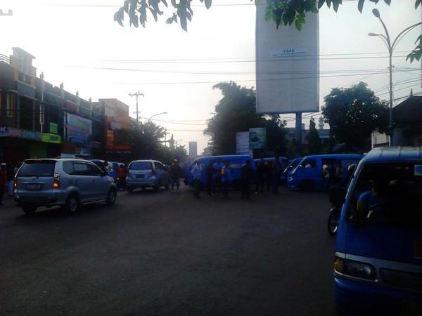 agusyangitu's tweet photo. @InfoMalangRaya:INFO, ada aksi mogok dan tutup jalan mikrolet jalur MM, LG, dan LDG, jl kawi, kasin, talun macet. http://t.co/bnAjmAWEGZ