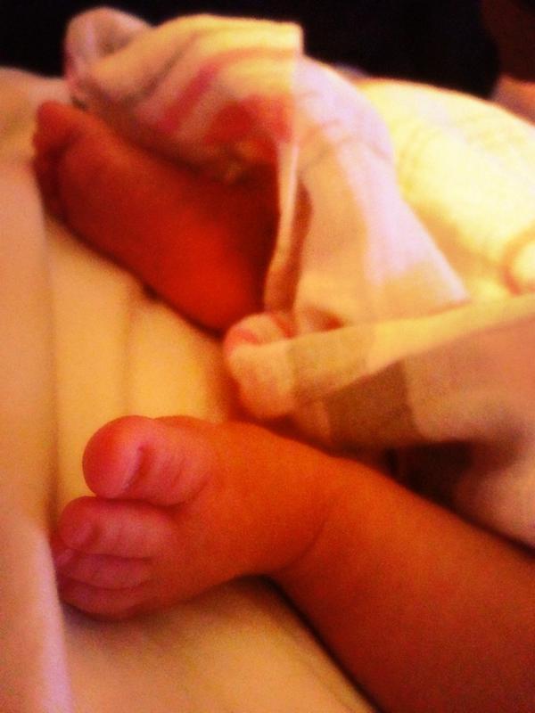 diancore's tweet photo. Piecitos bonitos #BabyDanna http://t.co/nTdlcwxnDE