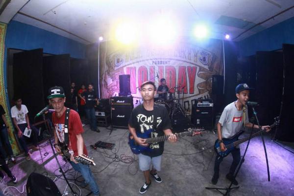 heädbenk tweet media