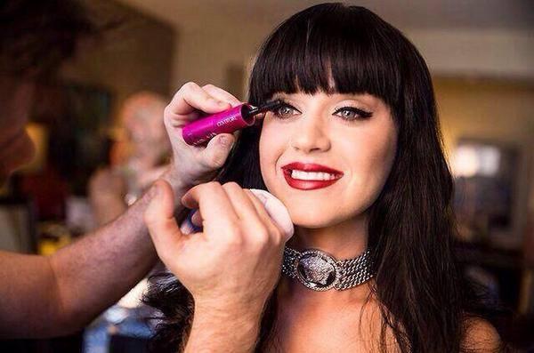 portalkatyperry's tweet image. Foto de Katy sendo preparada para o VMA com produtos CoverGirl!