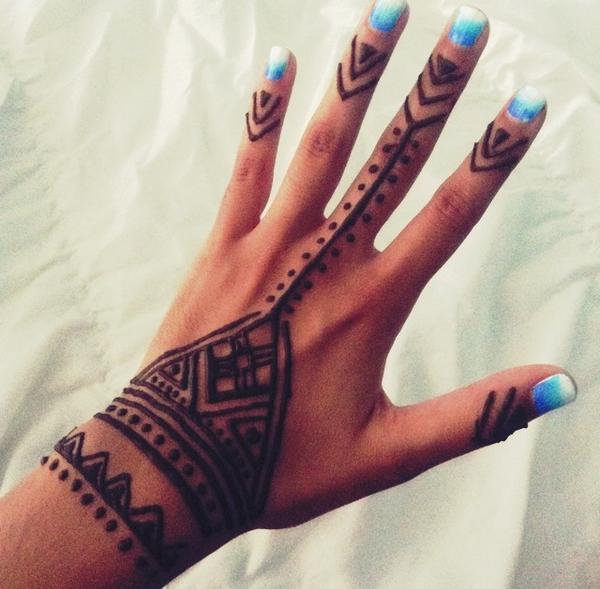 lexaisabro's tweet photo. Just got my new darker stain henna today:) $10 for this #limitedprice #dealz ☺️ http://t.co/wr0SHYrlPL