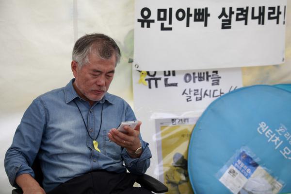 문재인의원이 단식일주일째되던날밤 "유민아빠 고통을 나누는 길은 단식뿐이며 말로는 되지 않는다"고 밝혔습니다. 단식은 처음. 미디어오늘 인터뷰입니다. bit.ly/1pbhk3N