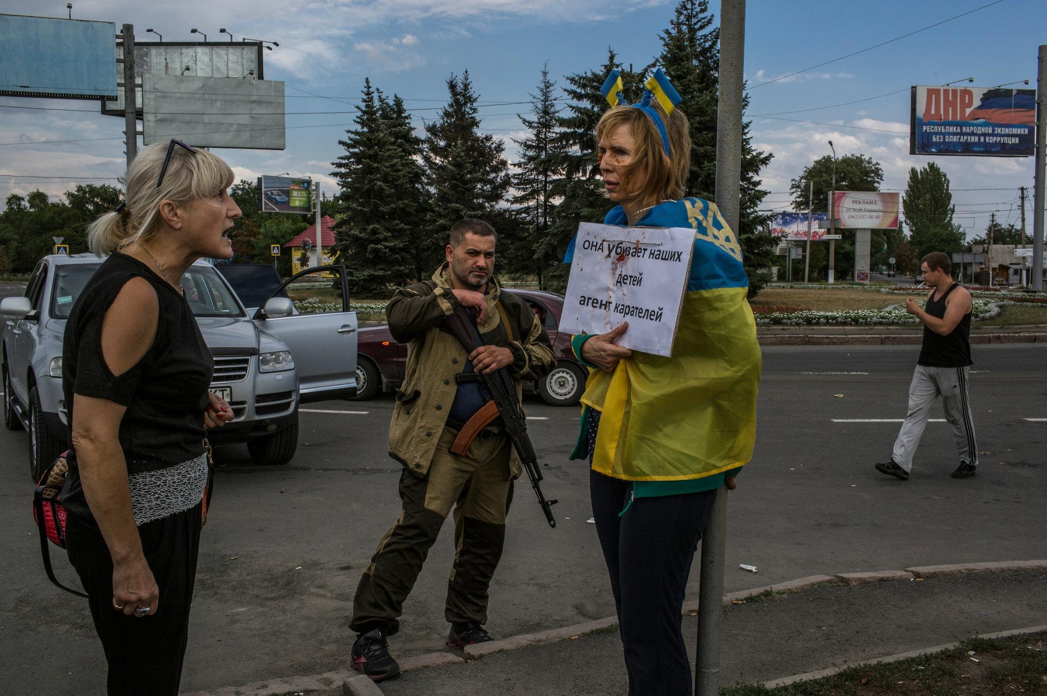Привязанные к столбам на Украине