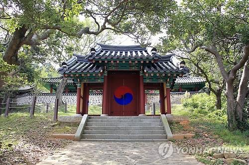 이순신 장군 유해를 80일동안 안치했던 완도 월송대엔 지금도 풀이 자라지 않는다고 합니다. 장군님의 기가 서려있기 때문이랍니다. me2.do/IGh12O4V