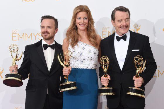 TvisoNews's tweet photo. Aaron Paul, Anna Gunn y Bryan Cranston con los #Emmys2014, #BreakingBad, la gran ganadora. http://t.co/yNDjiVfIec