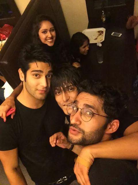 FAB5_OFFICIAL's tweet photo. Prty tme @utkarsh_45025 @ParthSamthaanFC @utkarshGuptaFC @Tina_kunwarFan @angelcharlie8 @abhishekmalik23 @VeebhaAnand http://t.co/TfffBIPvdK