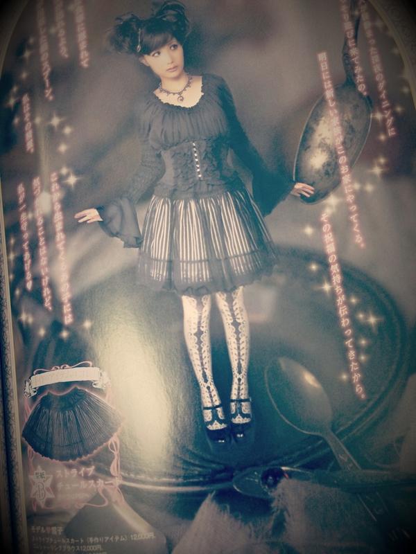 Sheglit 発売中のゴシック ロリータバイブルvol 53ですが 手作りアイテムのページにもsheglitが掲載されています 雪子さん着用 ストライプチュールスカートの型紙が付いていますので そちらも是非チェックしてみてください Http T Co Aznadqnpxz