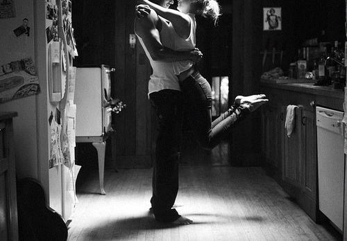 Женщина танцует перед мужчиной. Левушка с парнем танцуют. Мужчина и женщина в красном. Женщина танцует перед мужчиной. Изящество женщины.