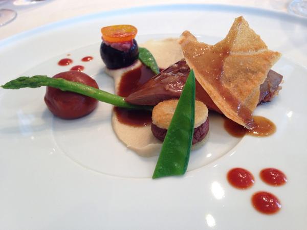 Onwaarschijnlijk mooie anjouduif met rozenbottel #hemelsrembrandt <a href="/RestNederlanden/">De Nederlanden</a> @rt_boardroom