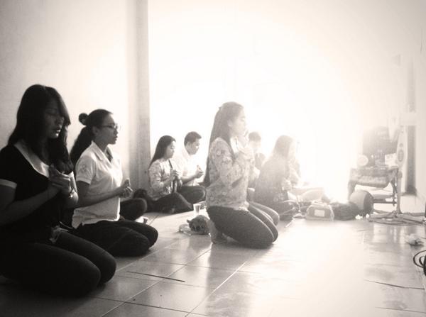 Sembahyang bareng di sekre tercinta 👼👼👼