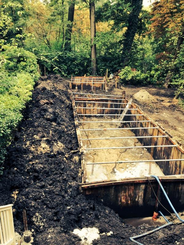 PUREWTR's tweet photo. #dag13-Amsterdam. Ondanks de extreem natte maand augustus is de bouwput droog en zitten de heipalen vol beton. http://t.co/5HYohU3eaZ
