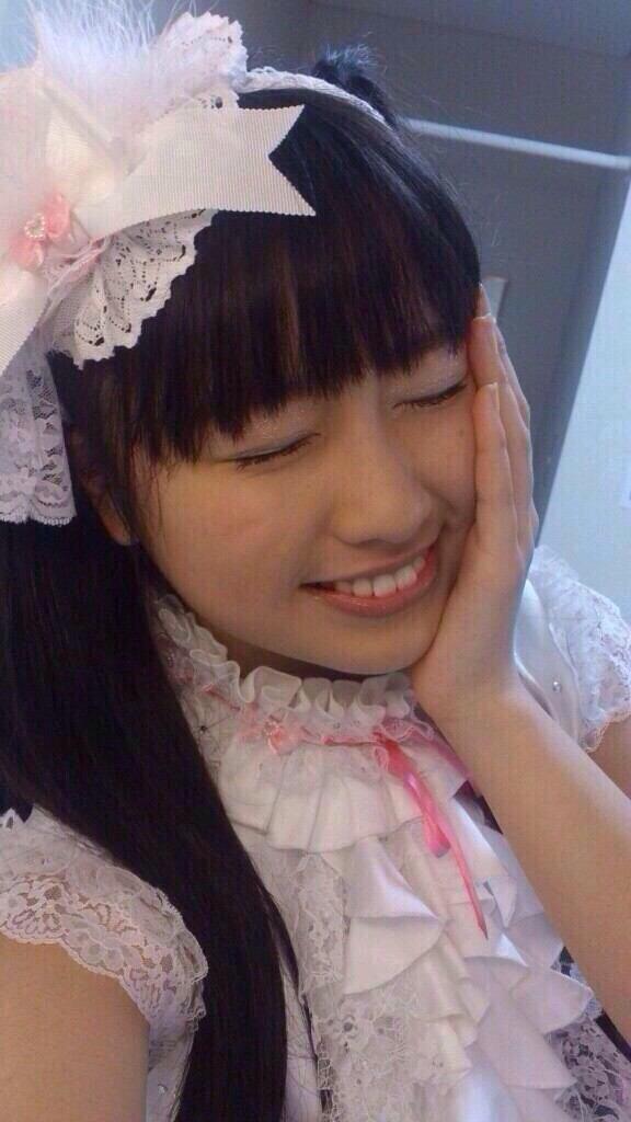 Uzivatel Stardust 3b 通信 Na Twitteru 幸せの 猫ヒゲ 笑ったときに頬辺りに薄く出来る1 2本のヒゲのようなえくぼ 幸せになるかは不明だが彼女らの笑顔に幸せにする力があることは確か 例 佐々木彩夏 ももクロ 安本彩花 エビ中 柏木ひなた エビ中 清井咲希 たこ虹