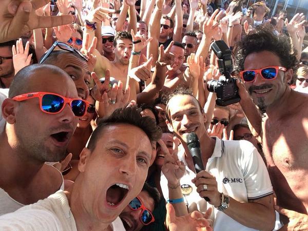MSC_Crociere's tweet photo. Che gran #ferragosto si prospetta a bordo di MSC Armonia #navedeigiovani @StefanoFisicoDj sta facendo ballare tutti. http://t.co/jmngArTvDX