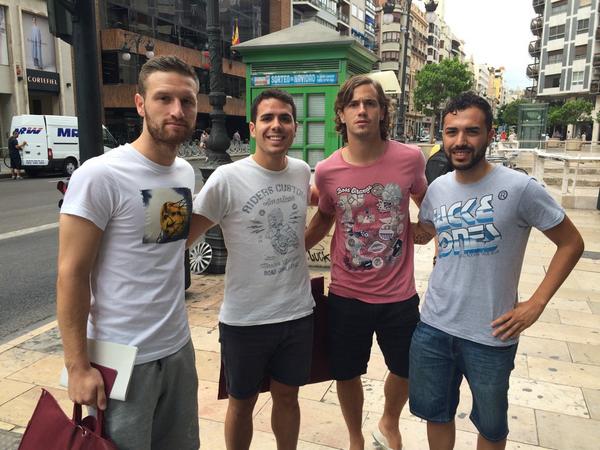 ju11_'s tweet photo. @caralarbar  Con dos grandes!!! @ShkodranMustafi @lucasorban22 @valenciacf  #AmuntVCF http://t.co/DPG0bQlcQJ