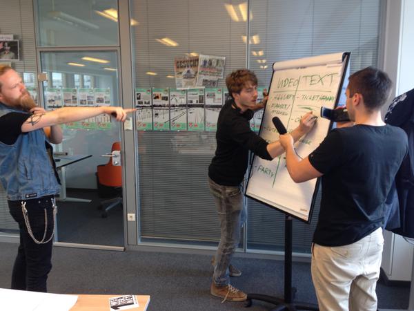 In der @asakademie wurden die letzten Vorbereitungen getroffen. Jetzt geht's in die Stadt: Hostel-Dreh! #HelloBerlin