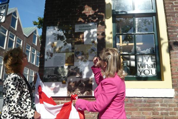 Informatiepaneel onthuld over de Gedempte Nieuwesloot/Nieuwesloot  door wethouder Anjo van de Ven en Van Alckmaer.