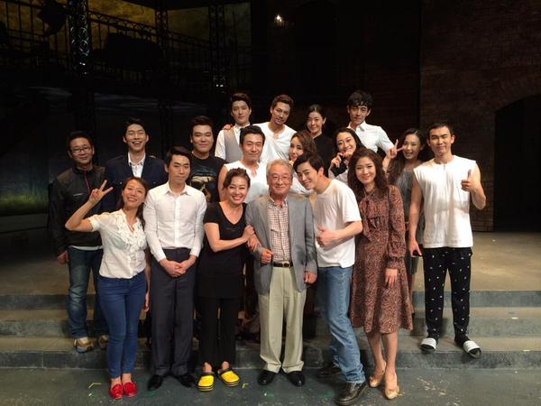 shownote's tweet photo. [블러드브라더스] 오늘 블러드브라더스 공연장에 정말 반가운 손님! 이순재선생님께서 방문 해 주셨습니다. 공연관람후에 우리 배우분들께 귀한 말씀 전해주시고 함께 기념사진도 찍었습니다. 선생님 감사합니다 :-)♡ http://t.co/QA7R9dhSQK