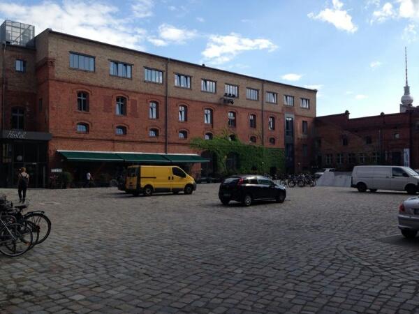 Im Hostel <a href="/Pfefferbett/">Pfefferbett Hostel</a> wartet auf einen Unbekannten ein Zimmer. Kosten: Die Geschichte seiner Reise #HelloBerlin