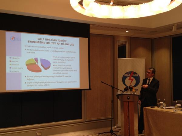 DEDAŞ Sözcüsü Üstün: Bölgemizde israf ve kaçak elektriğin cari açığa etkisi 700 Milyon Dolar bit.ly/1yA9iBn