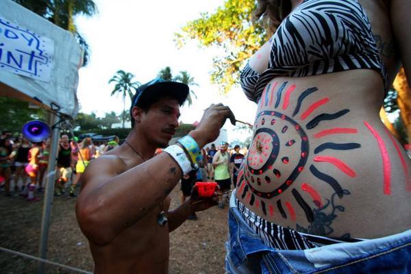 insanityEDM's tweet photo. Body Painting🎨 @kaosinc305 #GlowsAtNight http://t.co/FflGcEhOoY