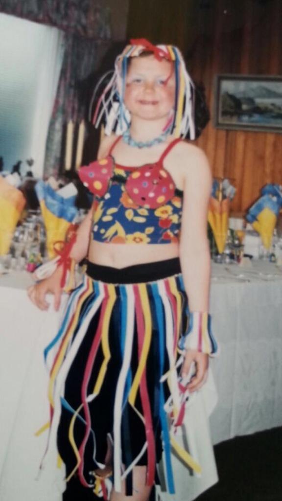 SarajKearney's tweet photo. @SuzanneBurke90 you clearly had the same problem as a child...#makeshiftpaperhair http://t.co/LaOe5jq7hM