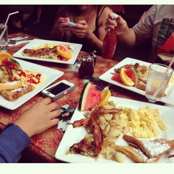 momschico's tweet photo. Friendships are best celebrated over breakfast. Agree? http://t.co/PIeKFv5N6U