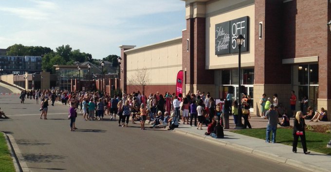 Crowds flock to Eagan for opening of new outlet mall - Bring Me The News