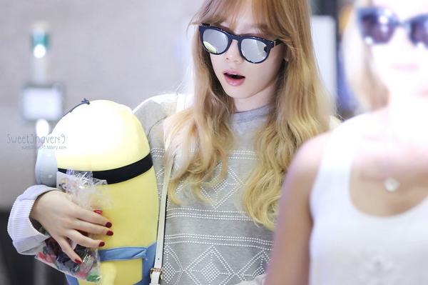 mytaeyeoncom's tweet photo. The Girl, who brings a Minion toy to the plane... http://t.co/gMGZGLE7fy