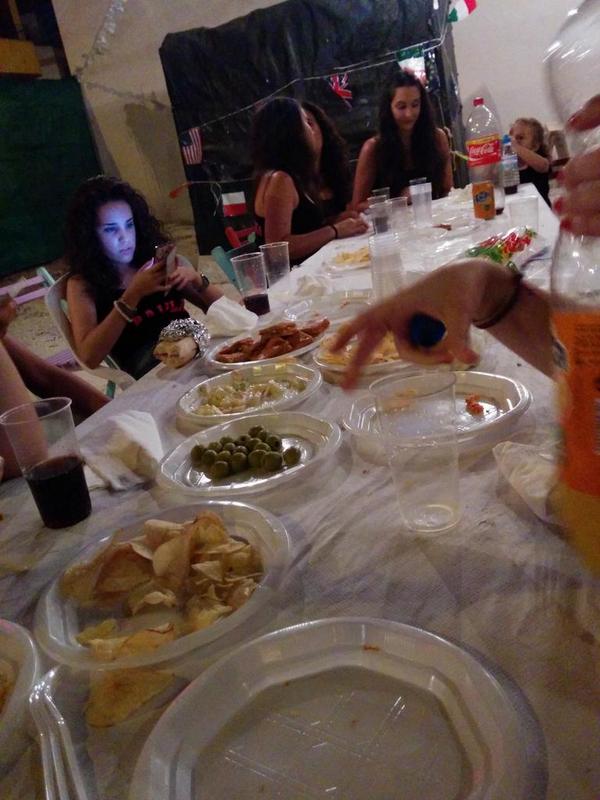 La_Colmena_'s tweet photo. Ya hemos terminado de comer en la peña y ahora empieza la fiesta 😝😝 http://t.co/9zU2gABBY5