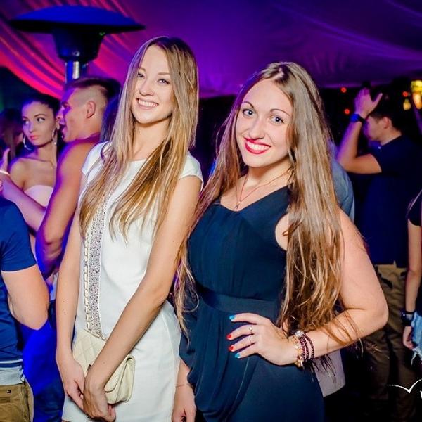 клубные танцы. танцы в клубе. келб. E c a club. очки для клуба.