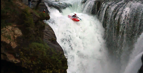 40-ft waterfall with sweet lines ow.ly/AkGEu #kayak