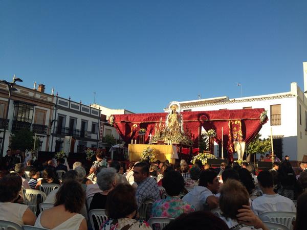 Condavision's tweet photo. A punto de comenzar la Misa Pontifical del X aniversario de la Coronación Canónica de la Virgen del Socorro #Rociana http://t.co/CYYzbxoHyu