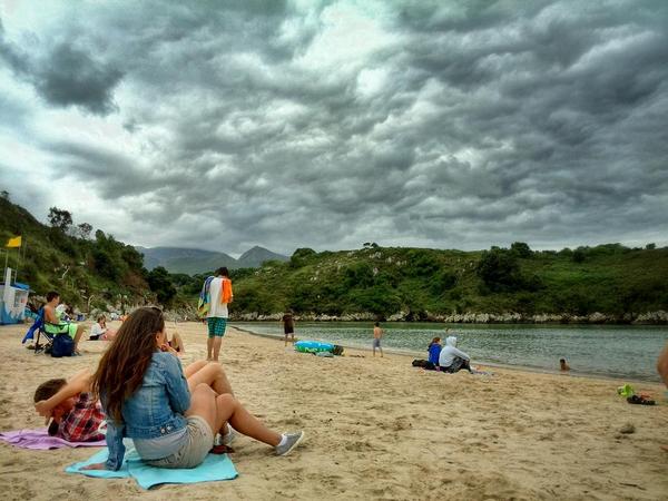 pitblesa's tweet photo. @tiempobrasero @slaplana_tve Tarde de playa en Poo, Llanes. #Asturias http://t.co/ZwWw1nzG07