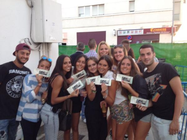 marinasl94's tweet photo. Concierto Melendi @IreneSL96 @martaprconil @LauraBermudezUr @FernandoLobatn @victoriazara16 @JuanDiego63 claudia jaja http://t.co/0JxLFii7oN