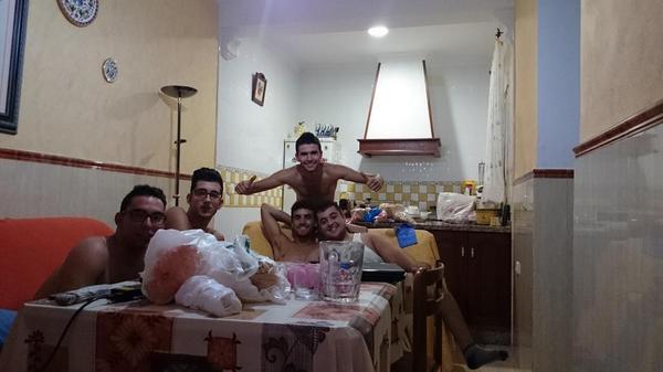 alejandro_277's tweet photo. Bueno empieza la noche #thecanada @AndreLandero @Jesusvmartinez @danicgpiche #antonio http://t.co/8K22daeDFq