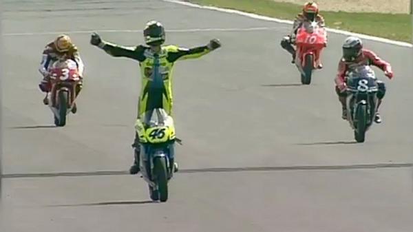 VAVEL_Motor's tweet photo. #EspecialBrnoVAVEL ¡Rossistas! ¿Os acordais de esto? Primera victoria de Valentino, en Brno 1996. http://t.co/cHMHmHQhV2