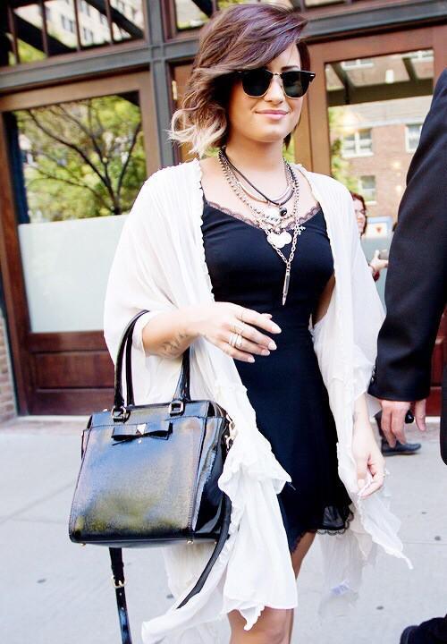 MendesCrewz's tweet photo. QUEEN
SHE LOOKS SO PERFECT AND HER OUTFIT AND HAIR #votedemilovato http://t.co/EpwS0TINBD