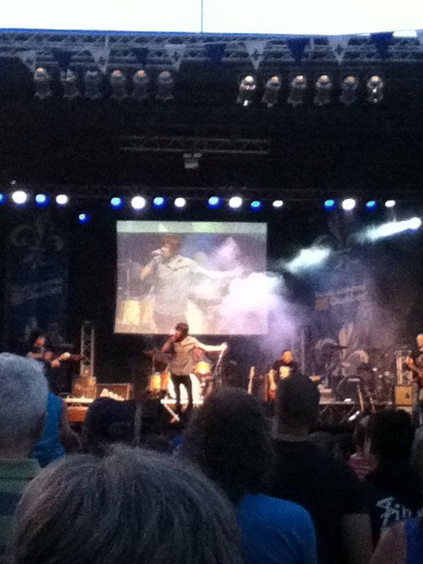 MauranneH's tweet photo. Show de @remi_chasse à soir avec @hllnz1D5 😍💕 http://t.co/10V1Avjlbm