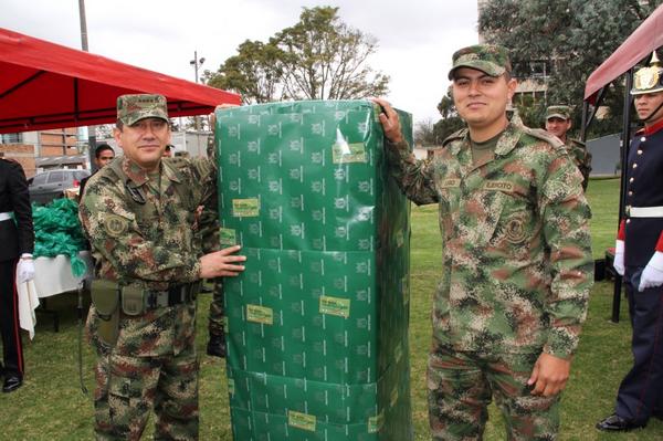 Cdte @FuerzasMilCol sorprendió a los integrantes de #ComandoGeneralFFMM al compartir hoy una mañana de integración.