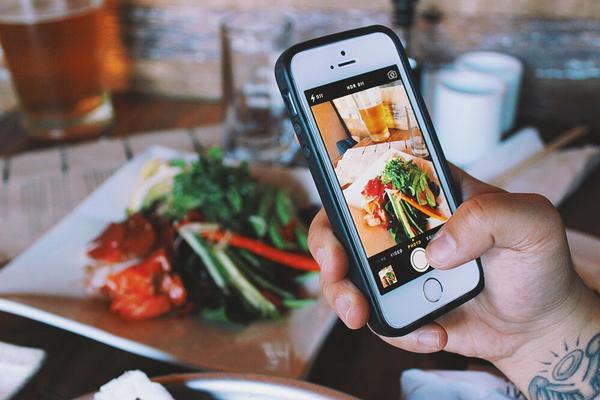 DamiSushi's tweet photo. But first... Let me take a #foodpic! 😜 We love when you share photos of your #dami experience! 📱 #foodporn http://t.co/qPxEEJu2S4