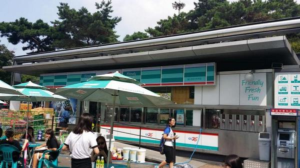 freezeup326's tweet image. ★★★여러분여러분 완전 긴급 공지★★★
프리즈업 두시 나눔 장소가 변경되었어요 ㅜ ㅜ
GS25편의점 뒷편 공터입니다!
2번출구로 나오셔서 오른쪽으로 꺾으시면 공터로가는 뒷길이 있어요!
CGV민원들어왔데욥ㅠㅠ