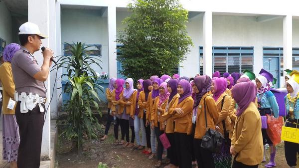 PolresSoppeng's tweet photo. Kasat lantas res soppeng Akp Andi Mappisona  memberikan pembekalan kpd mahasiswa baru Akbid primadani soppeng. http://t.co/vhWr7pg3U4