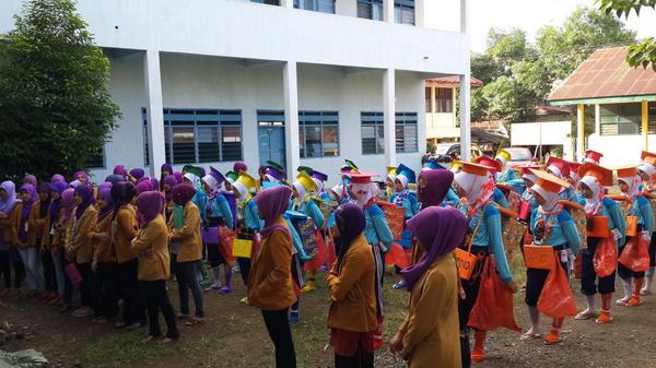 PolresSoppeng's tweet photo. Kasat lantas res soppeng Akp Andi Mappisona  memberikan pembekalan kpd mahasiswa baru Akbid primadani soppeng. http://t.co/vhWr7pg3U4