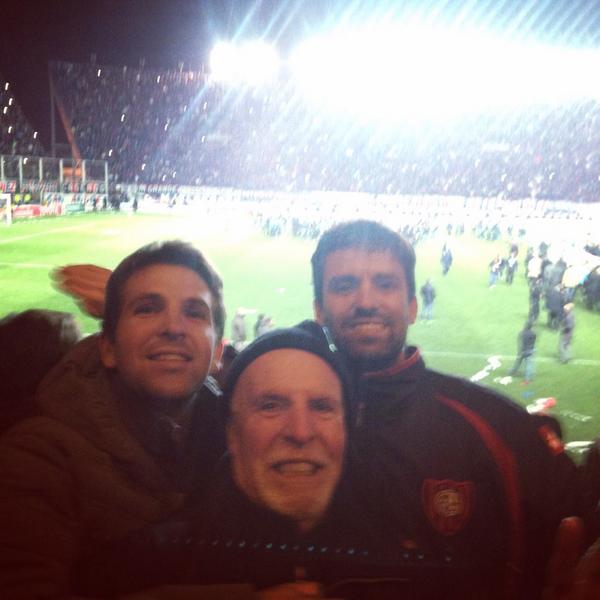 JRF_1985_SL's tweet photo. @DiarioOle #cuervoole la mejor foto de mi viejos y mi hermano. Lo logramos. #SanLorenzoCampeonDeLaLibertadores http://t.co/47w0zwECao