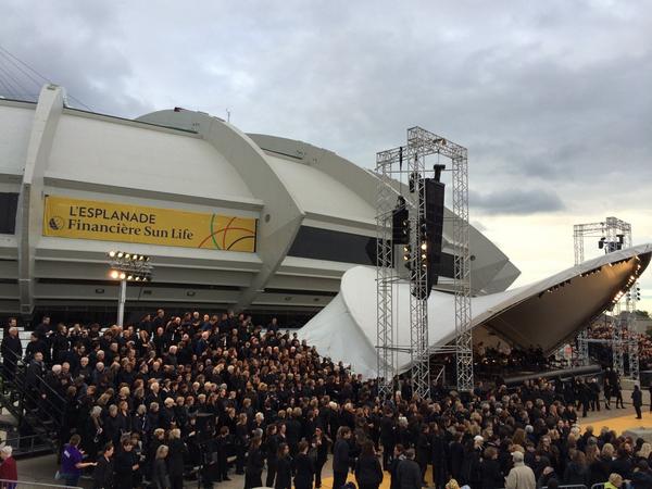 parcolympique's tweet photo. Les 1 500 choristes s'installent sur l'Esplanade @SunLifeQC! Impressionnant! #OSMEsplanade http://t.co/t6F09bHVCS