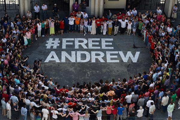 linaiolanda's tweet photo. #freeAndrew #freeDonbass #GenocideinDonbass #StopUSAfascism #StopPoroshenko #StopUkrainianWarCrimes http://t.co/2pPXY1p1uZ