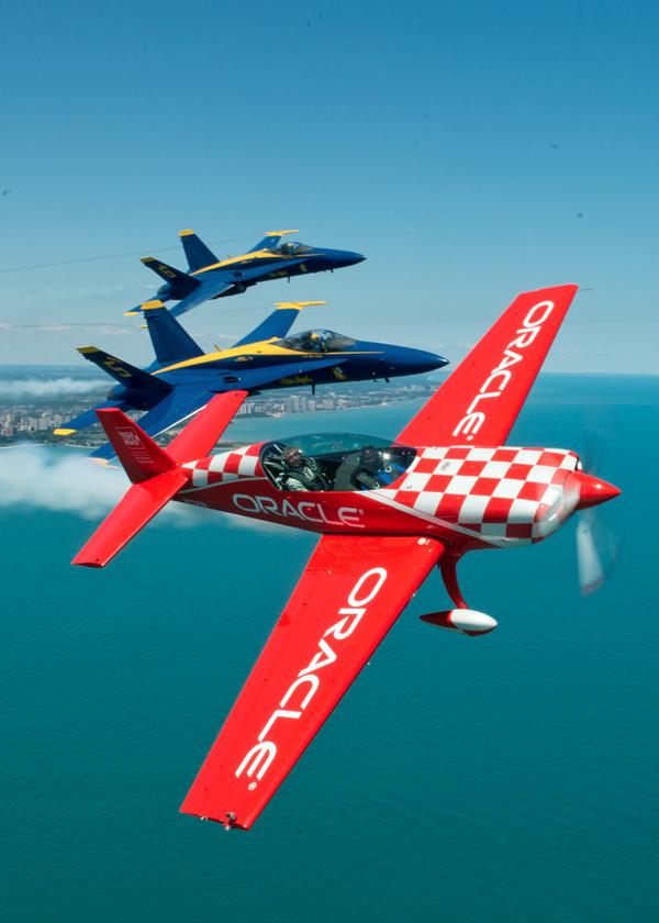 WomenMilAv8rs's tweet photo. Nice. MT @BlueAngels: #BlueAngels Solo Pilots fly w/performer @seandtucker. #SolosRule #chicagoairandwatershow http://t.co/Xs4Nhx0wXb
