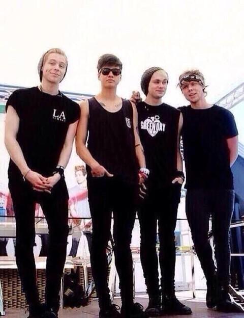 sydneylosers's tweet image. "Who's your fav from 5sos?"

"The one in black"

#vote5sos