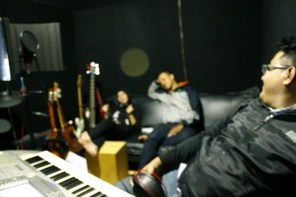 Masduch's tweet photo. Us.. @Veddanta @SochaKomalasari @_stephanieID http://t.co/SLwpY4LDKz
